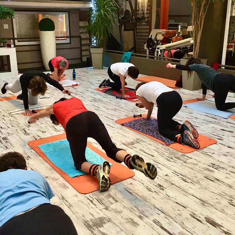 Groupe de femmes en plein cours de sport au sol