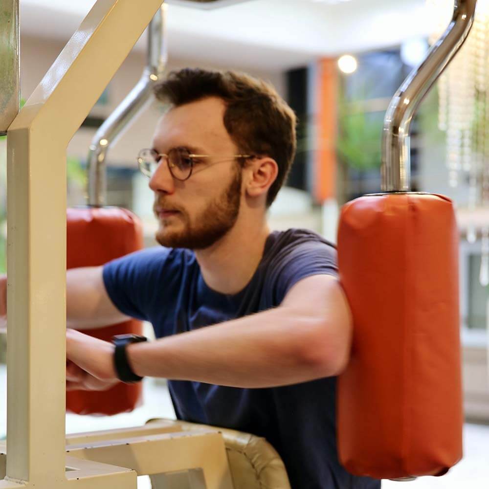 Homme faisant de l'exercice sur une machine de musculation